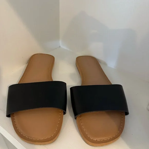 Old Navy Women's Black Slide Sandals - Picture 2 of 3